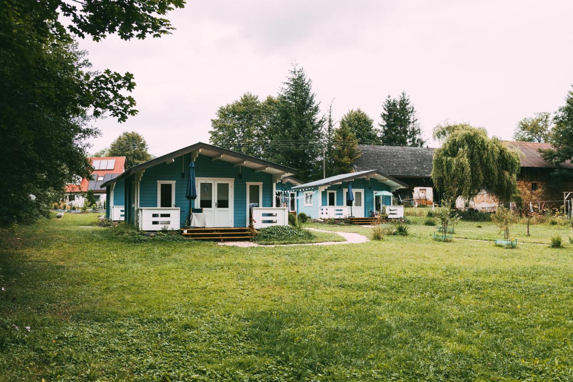 Domek Caloroczny Na Wylacznosc Niebieska Osada Nad Gorskim Potokiem Stary Waliszow Exterior photo